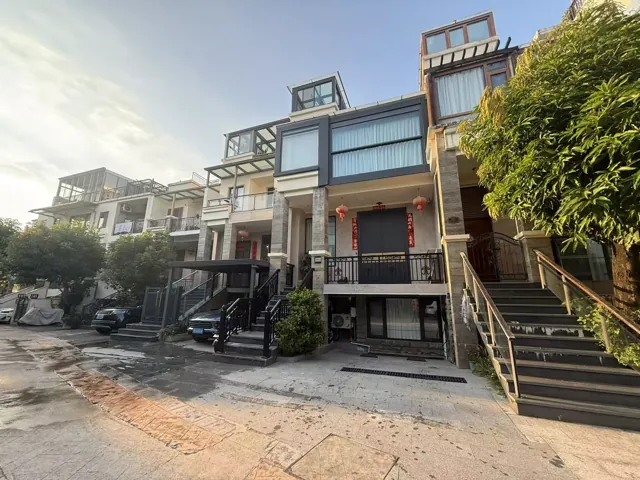 街角与建筑的光影