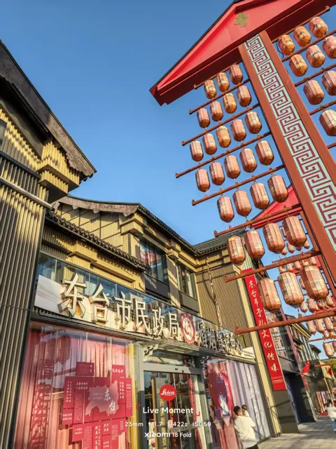 抬头，是热闹的街景